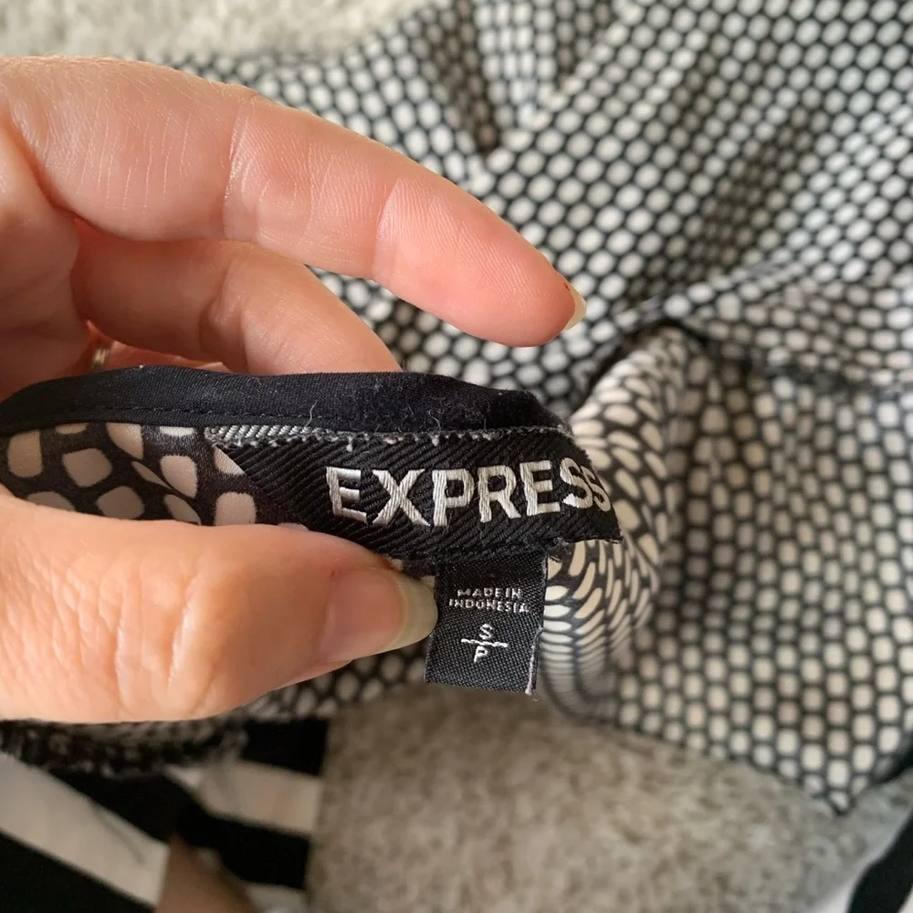 🎇🎆3for$9 Express short sleeve blouse- black and white patterned- size S- zipper - Picture 4 of 4